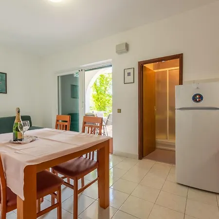 Zdena Apartment Murter